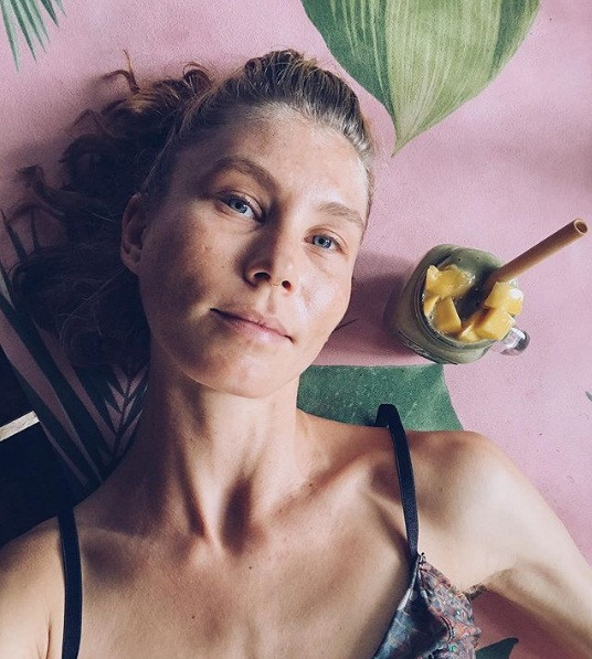 Khong uong nuoc trong vong mot nam, nguoi phu nu khang dinh minh khoe hon rat nhieu