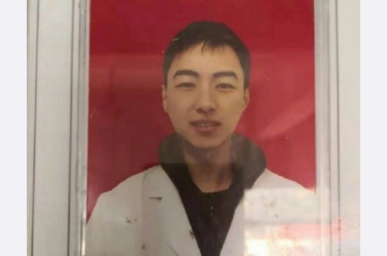 Bac si tre dot tu vi kiet suc do lien tuc chien dau voi dich viem phoi corona