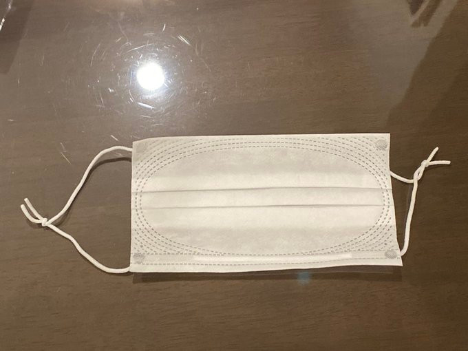 Mua khau trang chong dich tuong bi loi, chang trai choang vang phat hien su that-Hinh-2