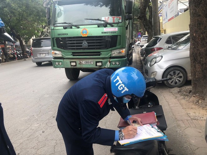 Tiếp đó, ông đã chỉ đạo tổ công tác lập biên bản lập biên bản 2 xe 29C-573.27, 34C-088.87 lỗi đi vào đường cấm không phép và thiếu các giấy tờ kèm theo.