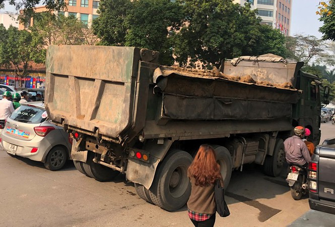 Trước tình hình trên chúng tôi đã điện báo sự việc cho lãnh đạo Đội Thanh tra giao thông (TTGT) Hoàn Kiếm, Thanh tra Sở GTVT Hà Nội. Tuy nhiên lãnh đạo đội này cho biết, đây là công trình trụ sở công nên các xe được cấp phép vào phố cấm hoạt động 24/24h. Sau đó chúng tôi vẫn đề nghị lãnh đạo TTGT Hoàn Kiếm cử tổ công tác ra kiểm tra, điều tiết ùn tắc giao thông.