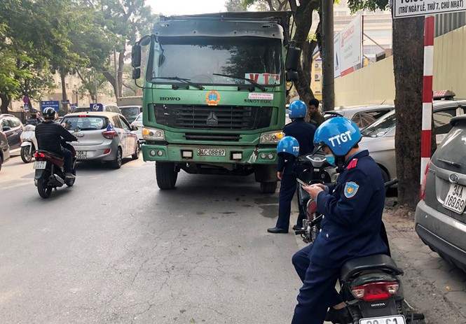 Gần 30 phút sau, tổ công tác của Đội TTGT Hoàn Kiếm có mặt, nhưng chỉ điều tiết giao thông. Thời điểm hơn 10h, chúng tôi đề nghị kiểm tra các giấy tờ liên quan hai xe còn lại ở hiện trường là xe 29C-573.27 và xe 34C-088.87. Kết quả cả hai xe này đều không có giấy phép vào phố cấm. Với xe 29C-573.27 lái xe còn không xuất trình được bằng lái, đăng ký xe.