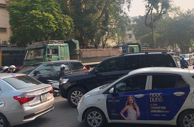 Tại thời điểm có mặt (8h30 đến 10h) chúng tôi đã ghi nhận được khoảng 10 xe tải dàn hàng trên đường, trong đó có các xe chúng tôi đã ghi lại được hình ảnh như: 29H-058.93, 43C-088.87, 29C-573.27, 29H-007.14, 29H-058.93,29H-067.11, 29H-007.14… Tình trạng này đã làm cho giao thông trên đường Hai Bà Trưng đoạn giao với phố Hỏa Lò sáng nay lầm vào tình trạng rối loạn.