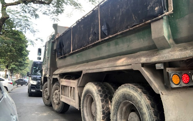 Xe 29C-573.27 chạy ngược chiều, đấu đầu với phương tiện tham gia giao thông trên đường để giành đường vào công trình thi công.