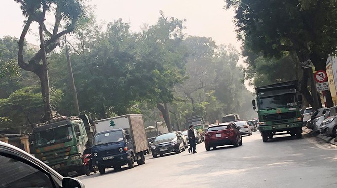 Thậm chí khi có nhiều xe tải phải xếp hàng trên đường, một số xe muốn được vào công trường sớm đã bất chấp chạy ngược chiều, cắt mặt nhiều phương tiện giao thông theo hướng Hai Bà Trưng - Lê Duẩn.