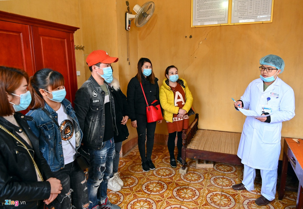 Trước khi vào trạm cách ly công dân được kiểm tra thân nhiệt, bắt buộc khai báo về địa điểm, thời gian ở Trung Quốc để khoanh vùng và sàng lọc.