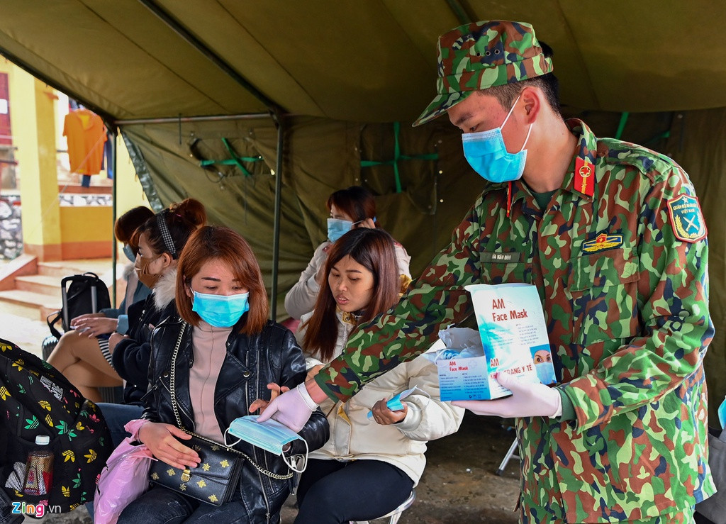 Mỗi công dân được cấp phát khẩu trang y tế để sử dụng hàng ngày, bên cạnh đó còn có các vật dụng cá nhân như một ca uống nước, một bàn chải, một tuýp kem đánh răng, một cuộn giấy vệ sinh... đúng như tiêu chuẩn của tân binh nhập ngũ.