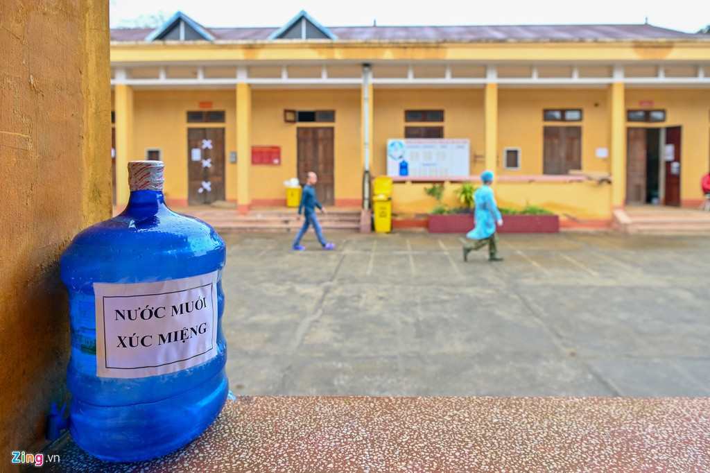 Trước mỗi cửa phòng đều có bình nước muối để mọi người súc miệng.