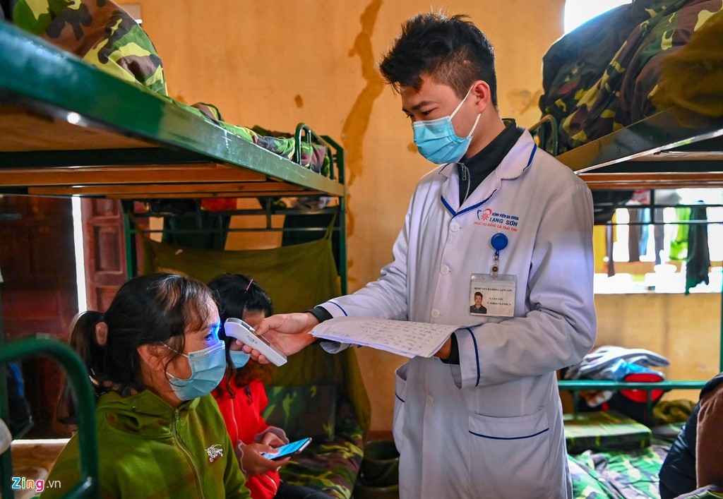 "Từ ngày 3/2 đến nay chúng tôi đã phát hiện 4 trường hợp công dân bị sốt và đã chuyển đến bệnh viện đa khoa. Các công dân khác tại đây hiện có sức khỏe, tâm lý ổn định", đại tá Hà Văn Thiết, Phó chỉ huy trưởng Bộ chỉ huy quân sự tỉnh Lạng Sơn nói.