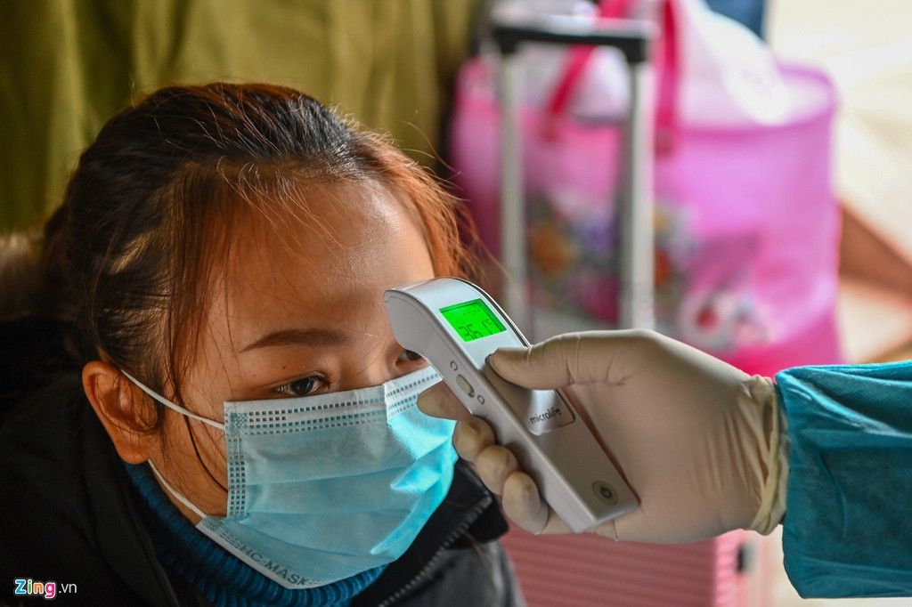 Toàn bộ 400 công dân đang được cách ly tại đây được kiểm tra thân nhiệt 2 lần/ngày vào buổi sáng và chiều. Nếu trường hợp nào có thân nhiệt cao hơn 37,5 độ C sẽ chuyển đến phòng cách ly Bệnh viện đa khoa tỉnh Lạng Sơn.