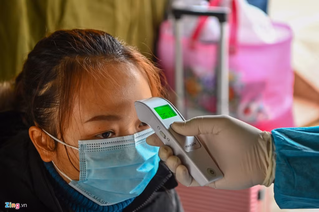 Toàn bộ 400 công dân đang được cách ly tại đây được kiểm tra thân nhiệt 2 lần/ngày vào buổi sáng và chiều. Nếu trường hợp nào có thân nhiệt cao hơn 37,5 độ C sẽ chuyển đến phòng cách ly Bệnh viện đa khoa tỉnh Lạng Sơn.