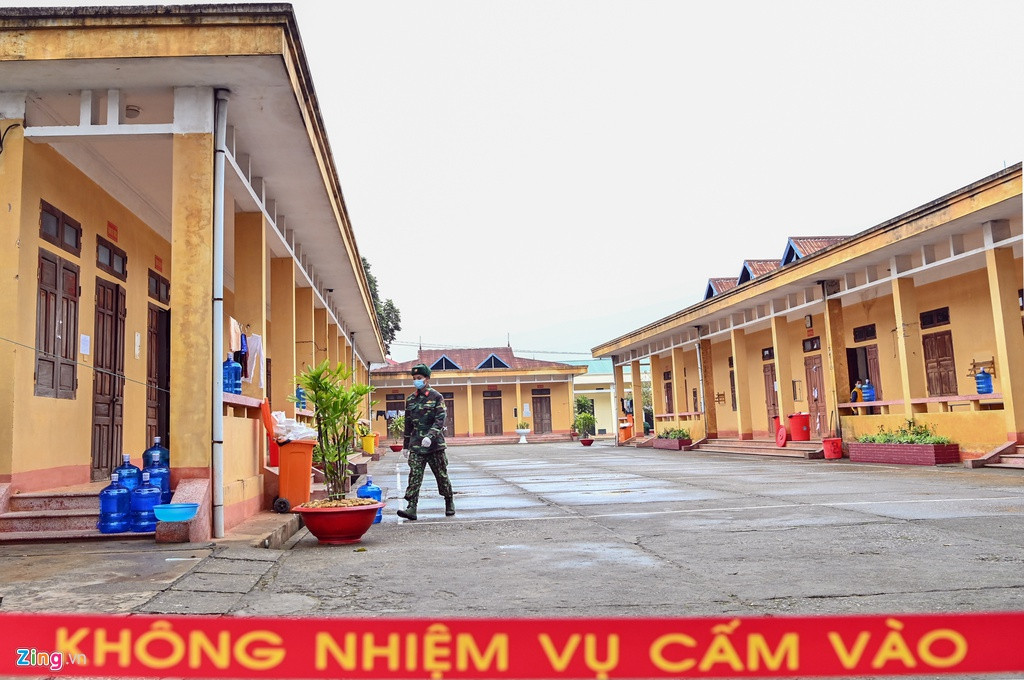 Điểm cách ly này được thiết lập từ ngày 3/2. Đến chiều ngày 6/2, nơi đây đã tiếp nhận được 400 công dân và đã kín chỗ. Số công dân khác sẽ được đưa về các trạm cách ly trên địa bàn tỉnh như Tiểu đoàn bộ binh 1 và bệnh xá Quân - Dân y 24 nằm trên địa bàn thành phố Lạng Sơn và huyện Chi Lăng.