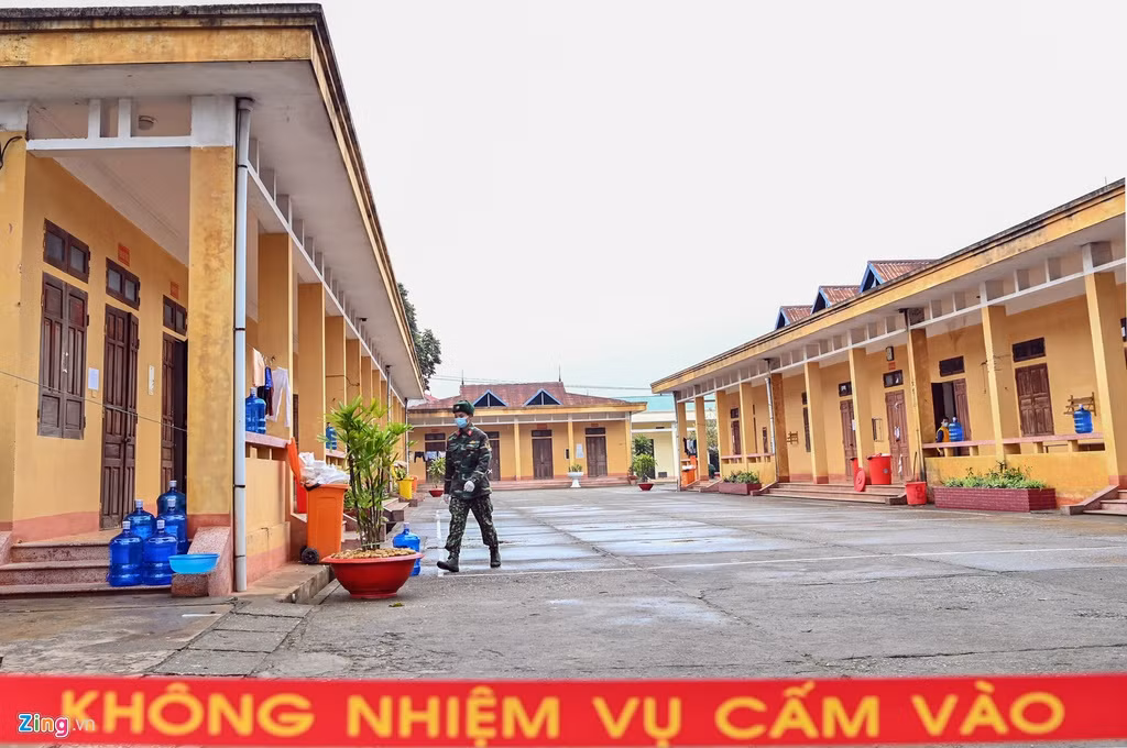 Điểm cách ly này được thiết lập từ ngày 3/2. Đến chiều ngày 6/2, nơi đây đã tiếp nhận được 400 công dân và đã kín chỗ. Số công dân khác sẽ được đưa về các trạm cách ly trên địa bàn tỉnh như Tiểu đoàn bộ binh 1 và bệnh xá Quân - Dân y 24 nằm trên địa bàn thành phố Lạng Sơn và huyện Chi Lăng.