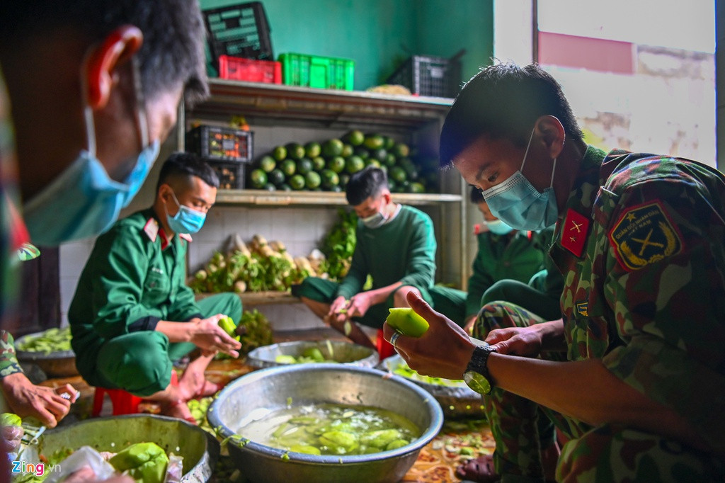 Đội hậu cần của đơn vị phụ trách suất ăn cho toàn bộ 400 người cách ly tại trung đoàn. Theo đại úy Hoàng Thị Bạch (phụ trách suất ăn cho các công dân), khẩu phần ăn được nấu theo tiêu chuẩn quân đội. Ngày 3 bữa, trong đó bữa trưa được chú trọng với thực đơn gồm cơm, canh, tôm hoặc thịt.