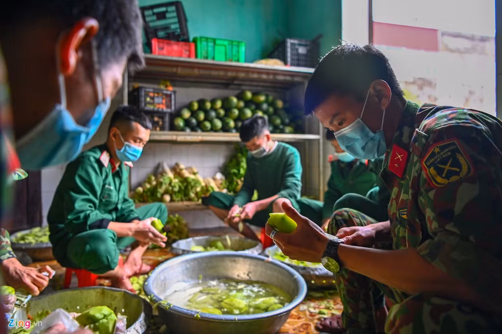 Đội hậu cần của đơn vị phụ trách suất ăn cho toàn bộ 400 người cách ly tại trung đoàn. Theo đại úy Hoàng Thị Bạch (phụ trách suất ăn cho các công dân), khẩu phần ăn được nấu theo tiêu chuẩn quân đội. Ngày 3 bữa, trong đó bữa trưa được chú trọng với thực đơn gồm cơm, canh, tôm hoặc thịt.