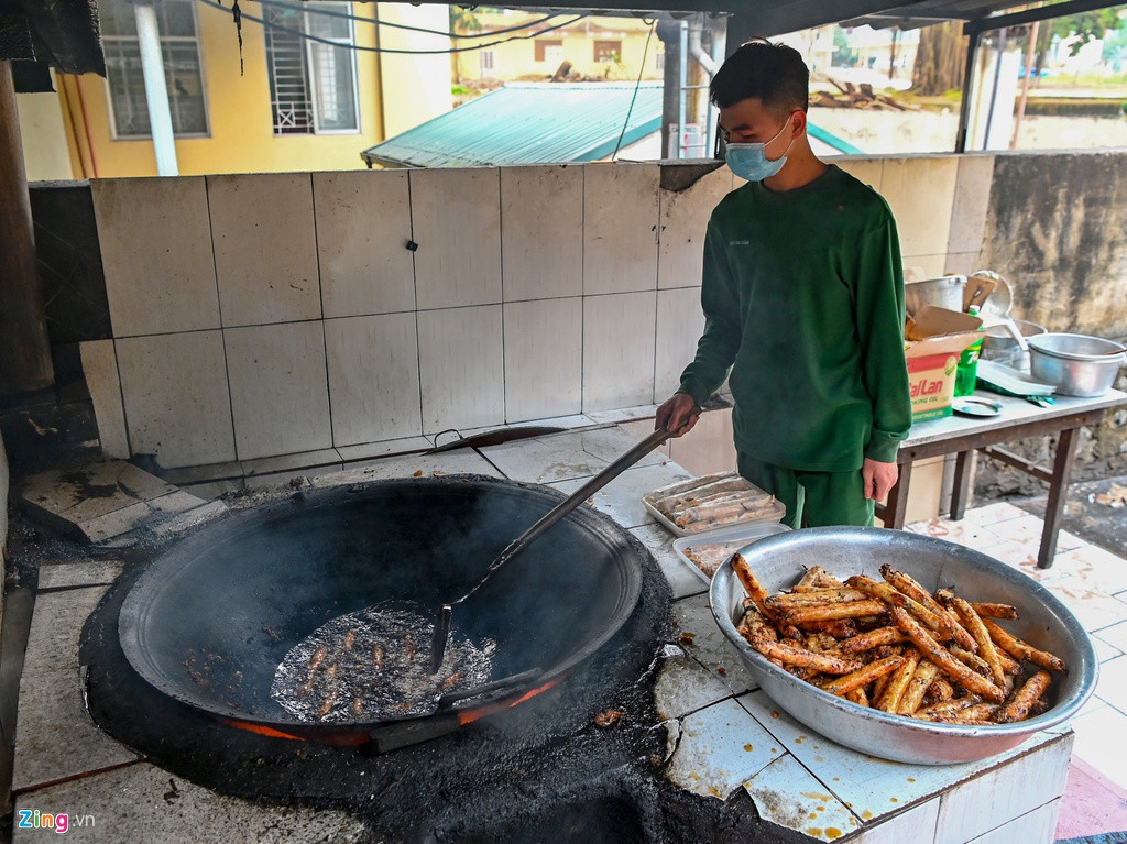 Mỗi ca chuẩn bị đồ ăn đơn vị huy động 15 cán bộ chiến sỹ phục vụ. Thực phẩm đều đợc đảm bảo an toàn trước khi đưa vào chế biến. Mỗi ngày sẽ có ba bữa từ 6h30, 11h và 17h.
