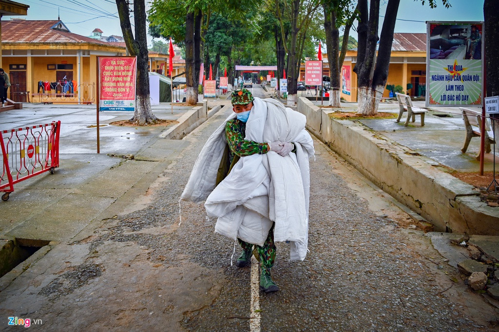 Trong chiều 6/2, đơn vị tiếp nhận thêm hơn 30 công dân mới.Cán bộ, chiến sỹ của trung đoàn tất bật kê dọn giường tầng, sắp xếp chỗ ở cho mọi người.