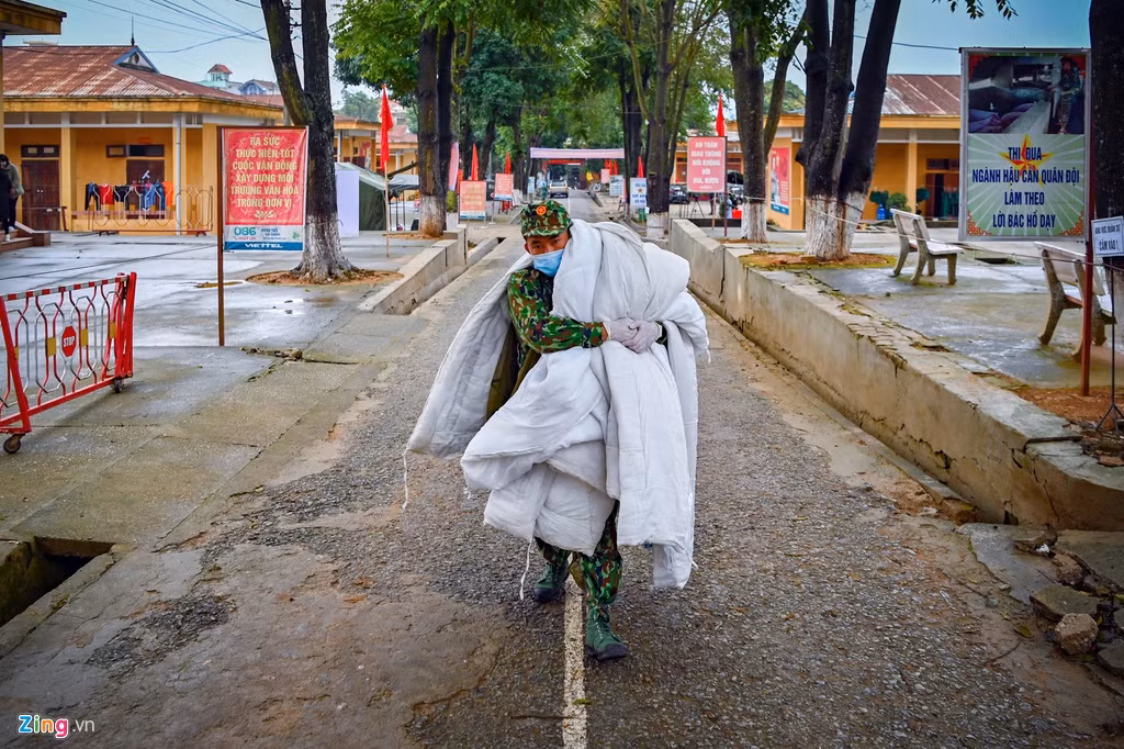 Trong chiều 6/2, đơn vị tiếp nhận thêm hơn 30 công dân mới.Cán bộ, chiến sỹ của trung đoàn tất bật kê dọn giường tầng, sắp xếp chỗ ở cho mọi người.