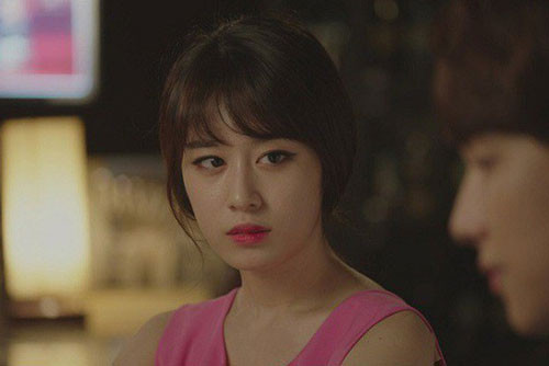 Ra khoi cong toa an, vo noi mot cau ma chong le roi hai hang, muon giu lai khong noi