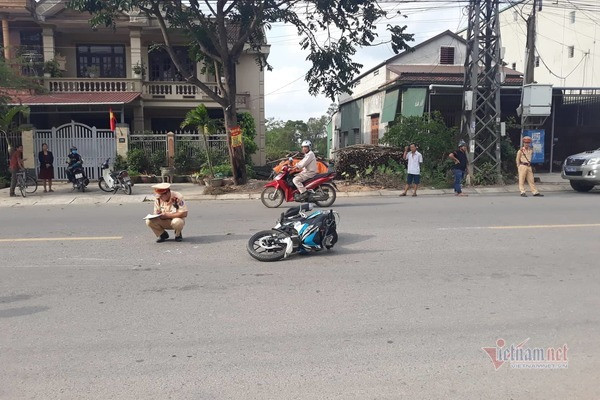 Dai uy CSGT o Quang Tri bi 2 thanh nien di xe may tong gay chan