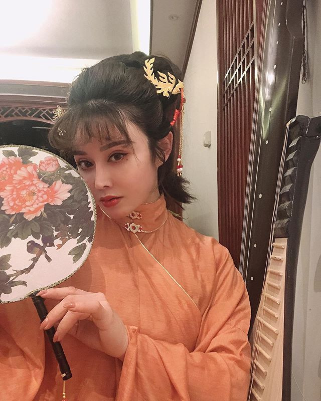 Sự dũng cảm, trách nhiệm đối với công việc của nữ bác sĩ Viên Hợp Vinh nhận được nhiều lời khen ngợi của cộng đồng mạng. Họ không ngừng tán dương nhan sắc và năng lực của cô.