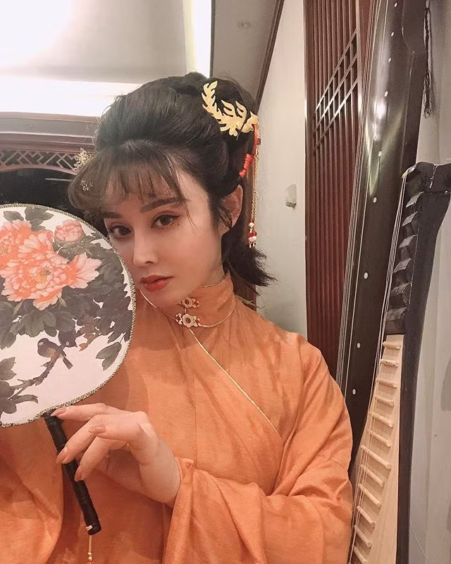 Sự dũng cảm, trách nhiệm đối với công việc của nữ bác sĩ Viên Hợp Vinh nhận được nhiều lời khen ngợi của cộng đồng mạng. Họ không ngừng tán dương nhan sắc và năng lực của cô.