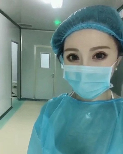 Theo thông tin đăng tải, nữ bác sĩ này là Viên Hợp Vinh, vốn là một nữ bác sĩ nổi tiếng ở Trung Quốc. Cô cũng được mệnh danh là phiên bản người thật của nhân vật Xuân Lệ (Chunli) - nhân vật hoạt hình nổi tiếng thế giới.