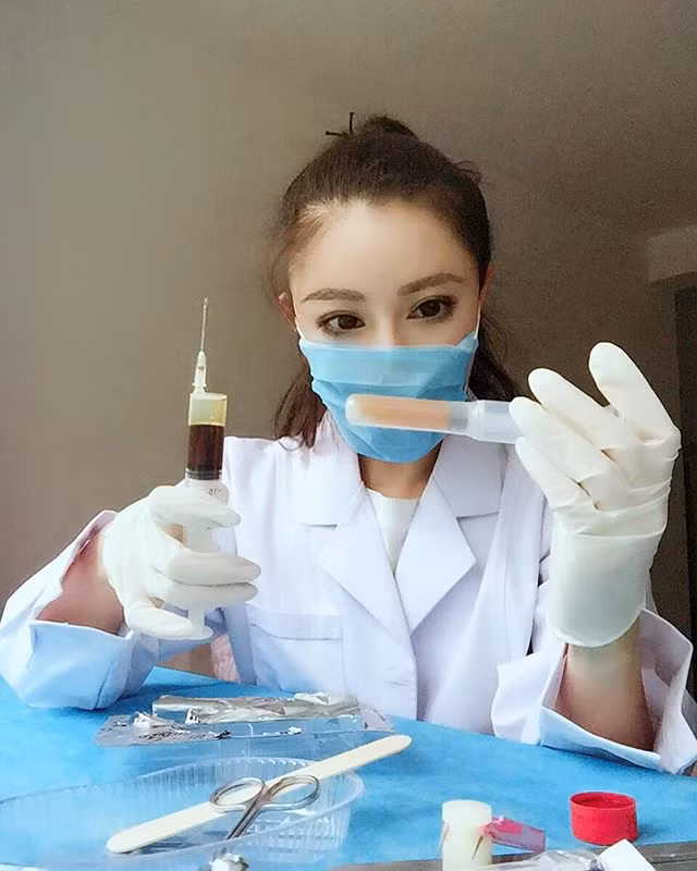 Trong tình hình dịch viêm phổi cấp cho virus Corona đang diễn ra vô cùng phức tạp, một nữ bác sĩ người Trung Quốc đã gây được sự chú ý lớn khi chia sẻ những hình ảnh chân thực về cuộc chiến của các y, bác sĩ khi chống lại dịch bệnh.