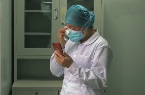 Xot xa nu y ta khong the ve chiu tang me, danh cui dau huong ve nha lay ba lan