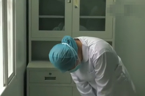 Xot xa nu y ta khong the ve chiu tang me, danh cui dau huong ve nha lay ba lan-Hinh-2