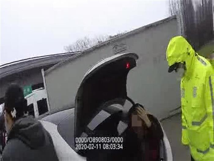 So phai cach ly, co gai tron trong cop xe cua ban va cai ket 