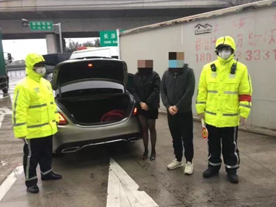 So phai cach ly, co gai tron trong cop xe cua ban va cai ket 