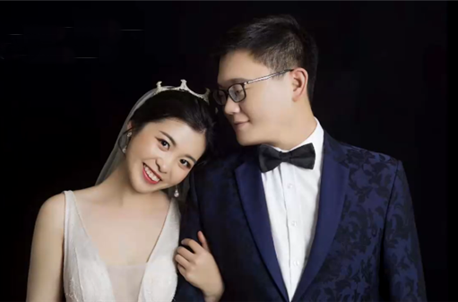 Dam cuoi dung 10 phut, nam bac si voi vang quay lai tuyen dau chong dich