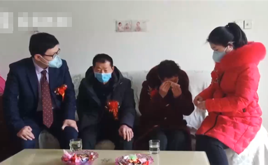 Dam cuoi dung 10 phut, nam bac si voi vang quay lai tuyen dau chong dich-Hinh-3