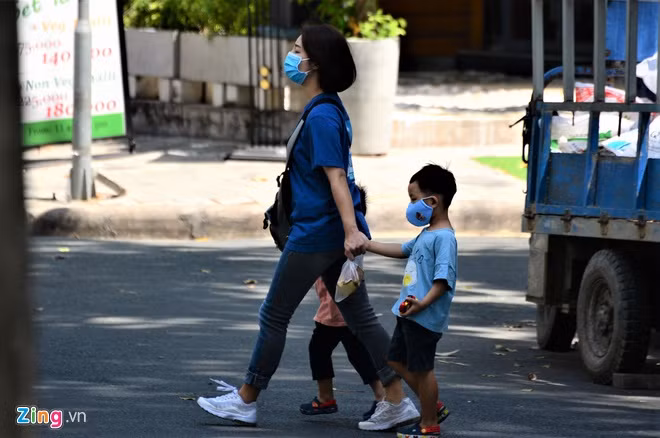 13 nguoi tu nguyen xin vao khu cach ly dich Covid-19 tai quan 7-Hinh-2