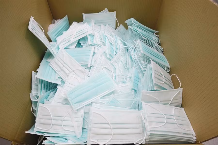 Nu y ta gay tranh cai vi oan gian nguoi nha dung khau trang qua lang phi