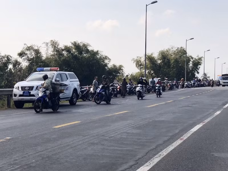 Nghi pham cuop 2 tiem vang chet duoi khi tau thoat-Hinh-2