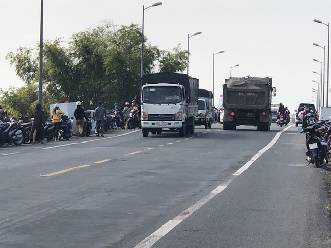 Nghi pham cuop 2 tiem vang chet duoi khi tau thoat