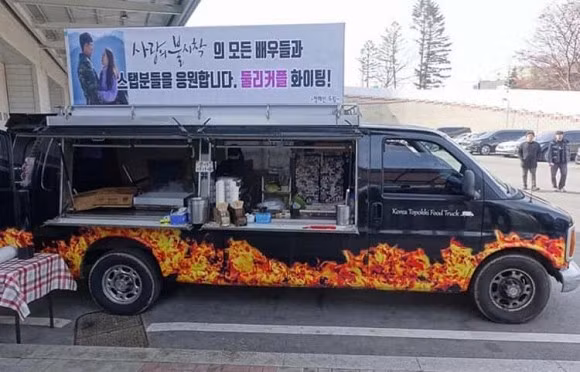 Jung Hae In dua vat la den phim truong cua Son Ye Jin de danh ghen?