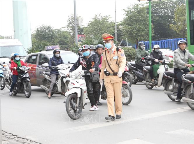 Tại đây, Cảnh sát giao thông sử dụng phương tiện kiểm tra nồng độ cồntrong khí thở sử dụng một ống thổi riêng, chưa qua sử dụng, đã được tiệt trùng và đeo khẩu trang phòng tránh bệnh có thể lây truyền nhiễm, đặc biệt trong đợt dịch viêm đường hô hấp cấp do chủng mới của virus Corona(nCoV) gây ra.