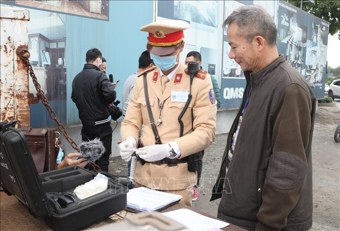 Cán bộ, chiến sỹ làm nhiệm vụ kiểm tra nghiêm túc thực hiện các hướng dẫn, khuyến cáo của ngành Y tế về phòng, chống dịch bệnh.