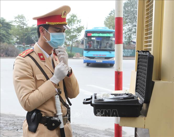 Tại tuyến phố Tố Hữu - Vũ Trọng Khánh, chiều 6/2, Đội Cảnh sát giao thông số 7, Phòng Cảnh sát giao thông Hà Nội tiến hành kiểm tra nồng độ cồn đối với người tham gia giao thông.