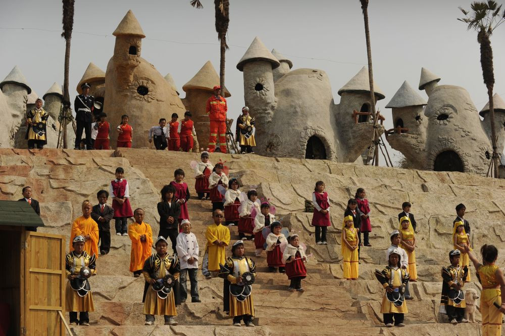 Một buổi biểu diễn của những người lùn tại “Dwarf Empire”, địa điểm hút khách tại công viên chủ đề ấn tượng ở tỉnh Vân Nam, Trung Quốc, ngày 26/3/2010.