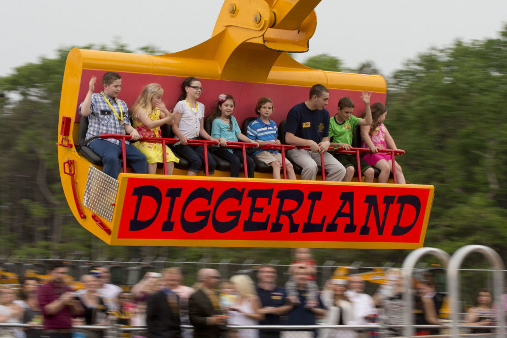 Đến với công viên giải trí Diggerland ở New Jersey, Mỹ, du khách sẽ được trải nghiệm cảm giác ngồi ở mũi máy xúc và được nâng lên độ cao lên tới hơn chục mét. Ảnh chụp ngày 22/4/2014.