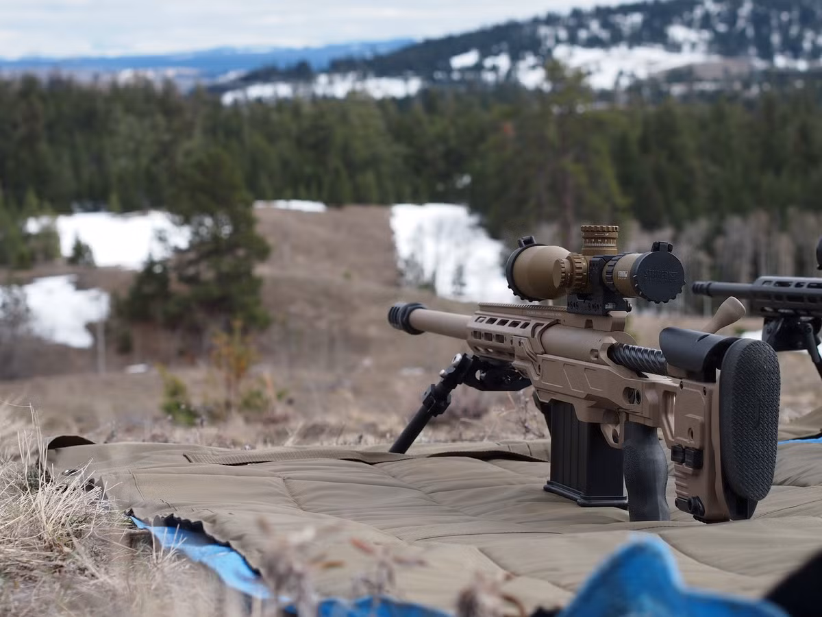 Theo Sputnik, trong cuộc phỏng vấn với kênh truyền hình Ukraine, nghị sĩ Canada James Bezan của Đảng Bảo thủ đối lập cho biết, một số công ty chuyên sản xuất súng máy, xe bọc thép hạng nhẹ và các loại thiết bị đặc nhiệm khác của Canada đang nghiên cứu khả năng thâm nhập vào thị trường Ukraine. Ảnh: blogspot.com.