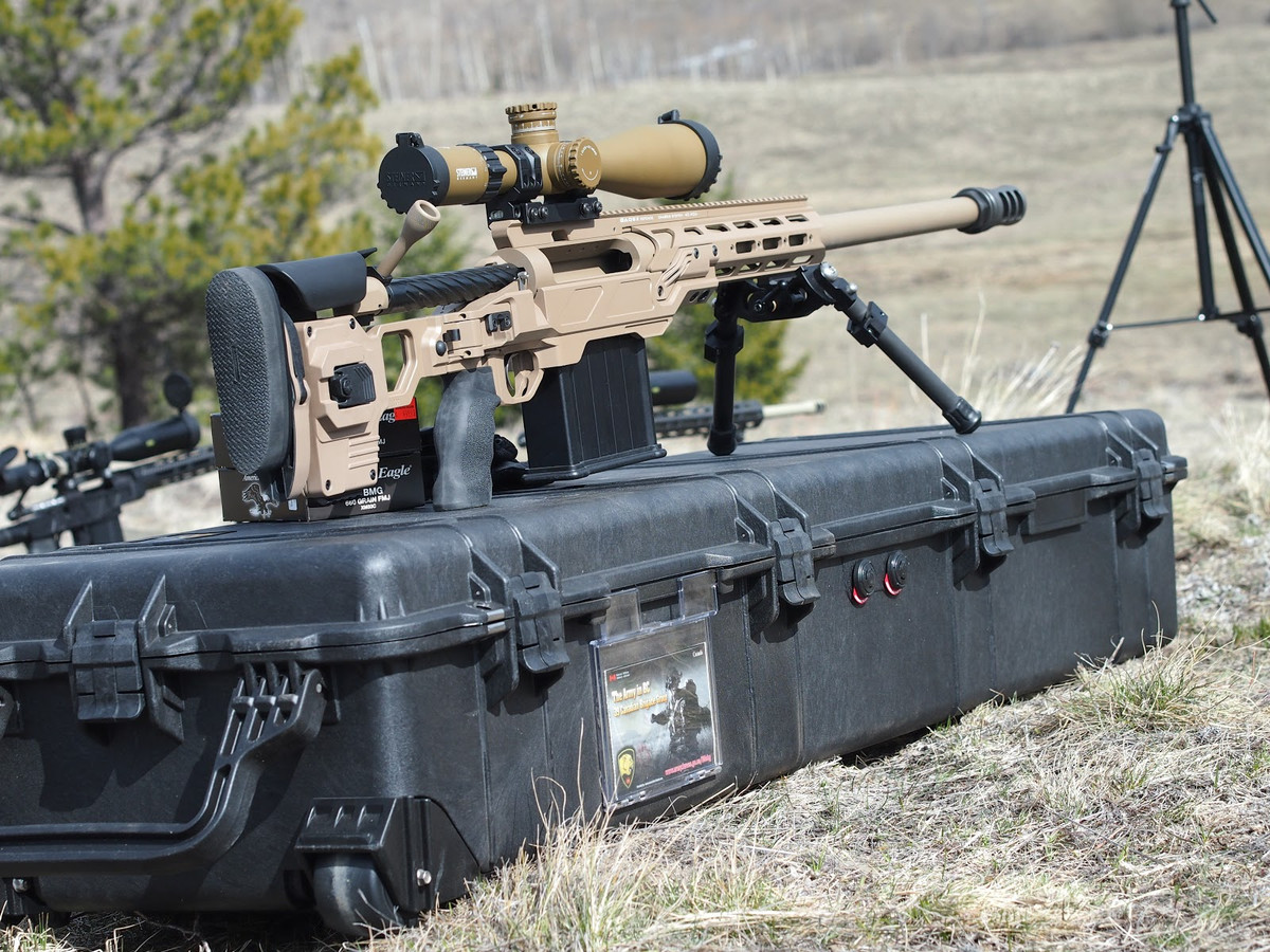 Sức mạnh của LRT-3 nằm ở việc nó sử dụng cỡ đạn .50 BMG (12.7×99mm chuẩn NATO), với chiều dài nòng vào khoảng 736mm kết hợp với đó là kính ngắm quang học Schmidt &amp; Bender hiện đại được đồng bộ với súng. Ảnh: blogspot.com.