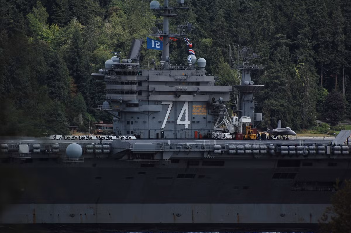 Được biết kể từ năm 1998, Hải quân Mỹ đã bắt đầu chương trình đại tu các tàu sân bay lớp Nimitz và kéo dài cho tới tận ngày nay, và bất kỳ tàu sân bay nào của Mỹ hiện tại cũng sẽ phải trải qua quá trình này sau hơn 20 năm hoạt động. Ảnh: Imgur.