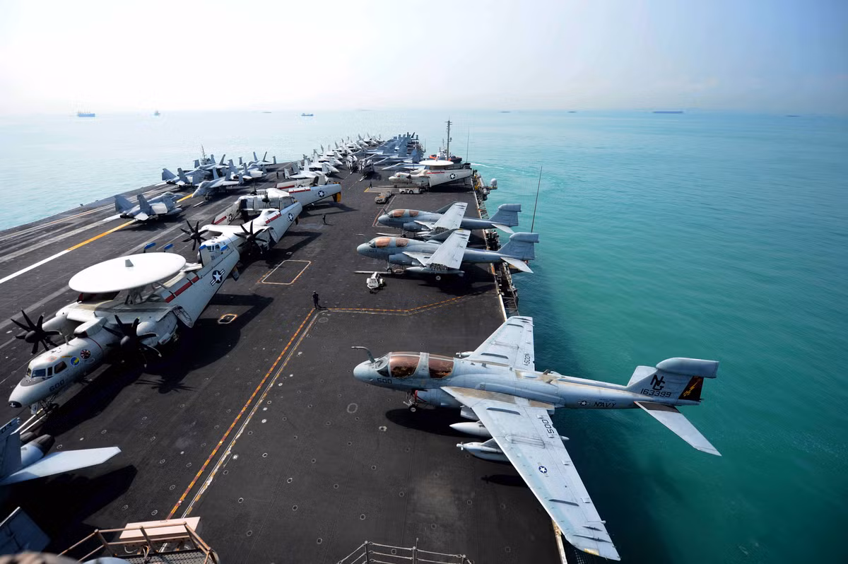 Theo bản hợp đồng với Huntington Ingalls được Bộ Quốc phòng Mỹ công bố cho thấy, quá trình đại tu tàu sân bay hạt nhân USS John C. Stennis (CVN-74) sẽ bao gồm thẩm định lại khả năng hoạt động của con tàu, mua sắm các bộ phận thay thế, sửa chữa kỹ thuật và cả nâng cấp một số hệ thống hay hạng mục mở rộng trên tàu... Tất cả quá trình này sẽ tóm gọn trong 187 triệu USD. Ảnh: Defence Blog.