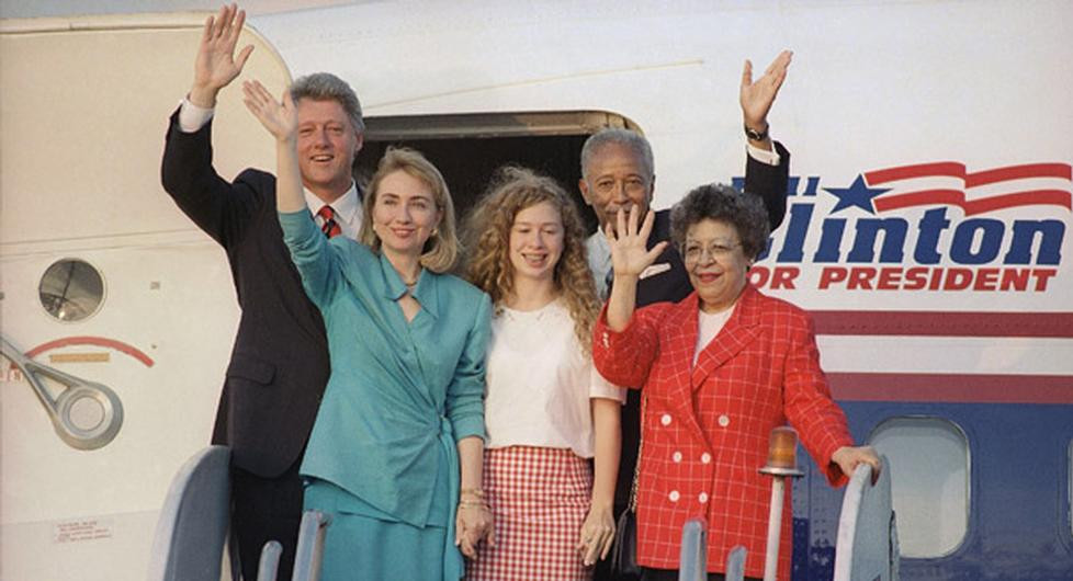 Lúc nhỏ, Chelsea thường được cha mình khi đó còn là Thống đốc bang Arkansas bế đi khắp nơi ca hát rồi chỉ bảo về mọi điều xung quanh. Còn mẹ của Chelsea, bà Hillary Clinton, dù bận đến mấy vẫn cố gắng dành thời gian để trò chuyện và dạy dỗ con gái. Ảnh: AP.