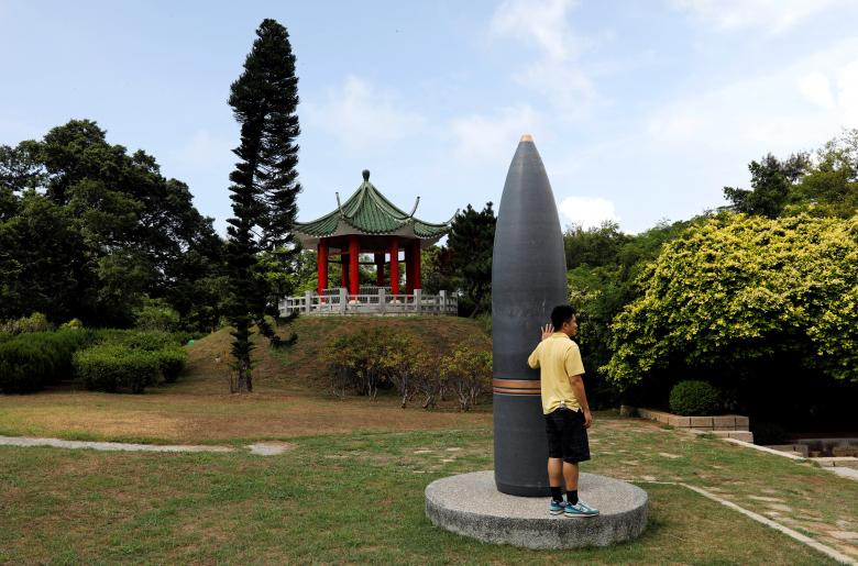 Khách du lịch chụp ảnh lưu niệm tại Bảo tàng August 23 Artillery Battle trên quần đảo Kim Môn.